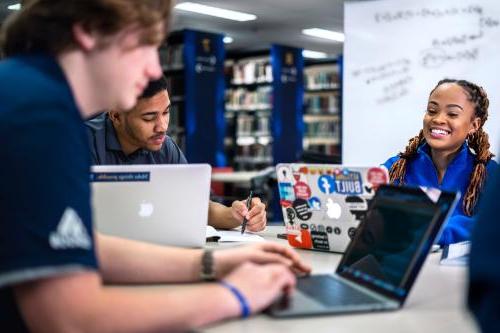 Students work together in the library